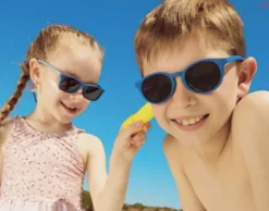 Lunettes de soleil bébé 6-10 ans bleues Mustela - une paire de lunettes